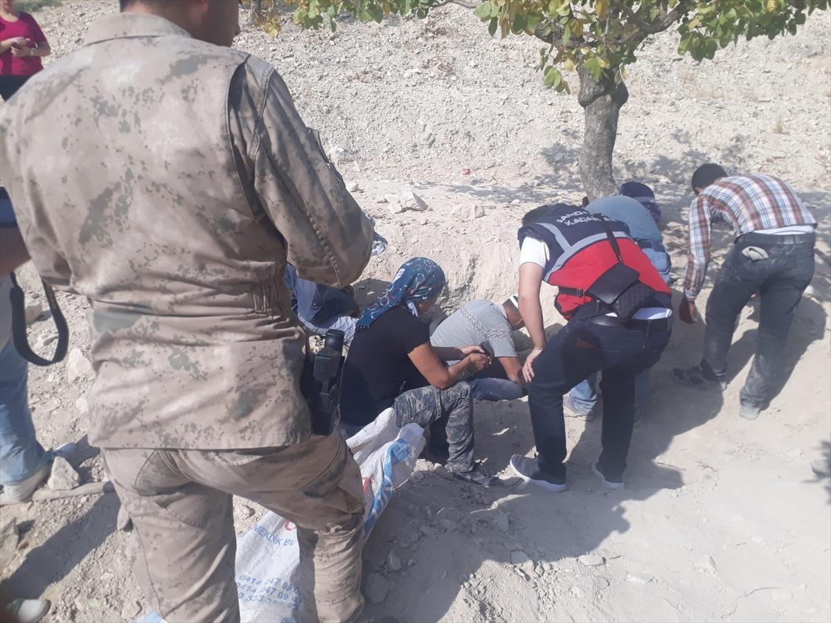 Zeugma Antik Kenti'nde ka&ccedil;ak kazı operasyonu! Roma d&ouml;nemine ait heykel ve mezar stelleri bulundu