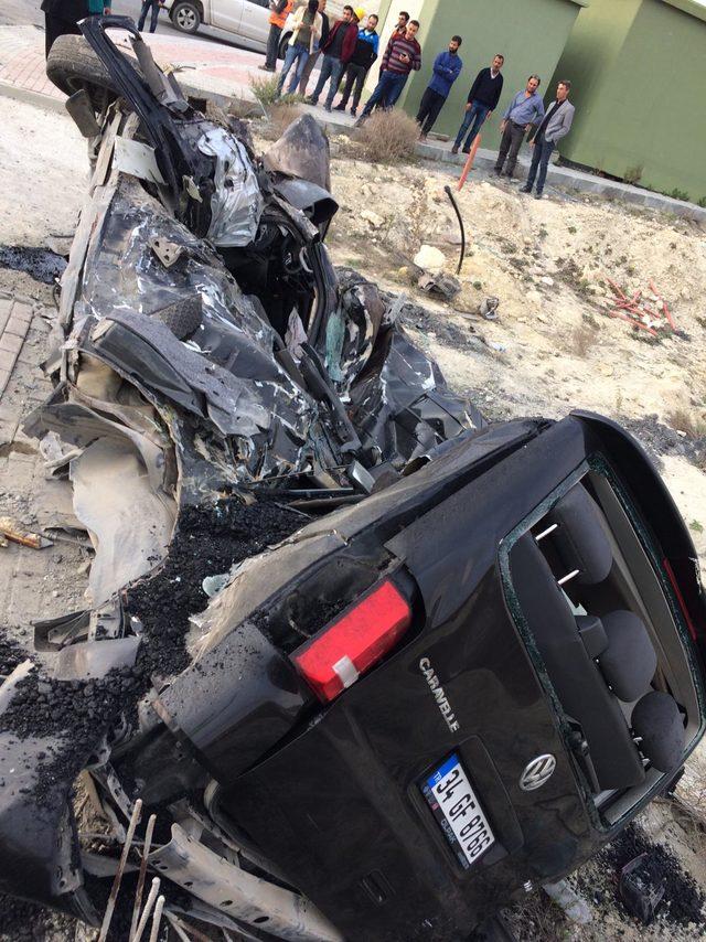 Arnavutköy'de minibüs ile hafriyat kamyonu çarpıştı: 1 ölü 