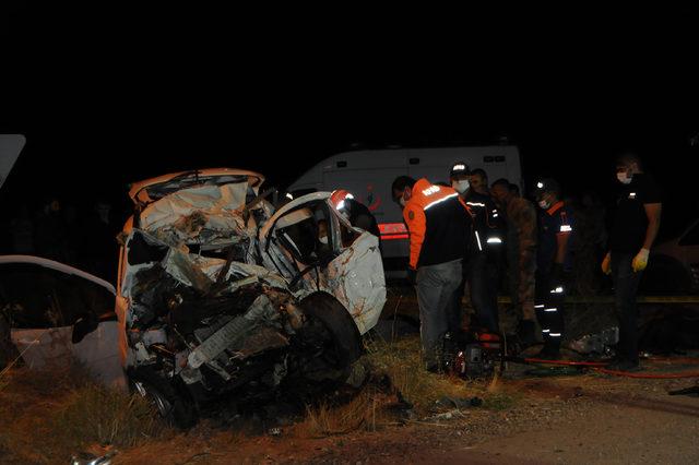 Tunceli'de, TIR ile çarpışan hafif ticari araçtaki 4 kişi öldü