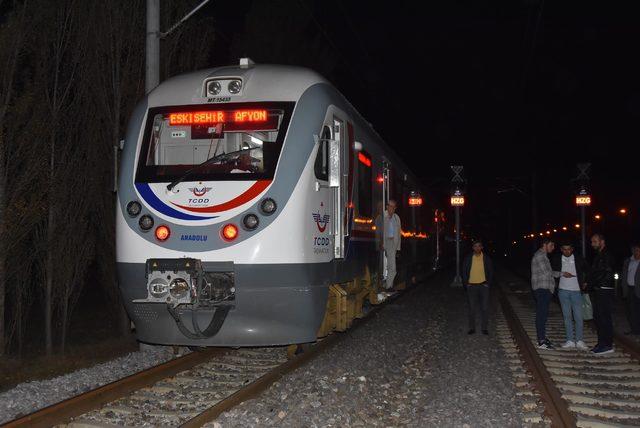 Hemzemin geçitte raybüs treni minibüse çarptı: 1 yaralı