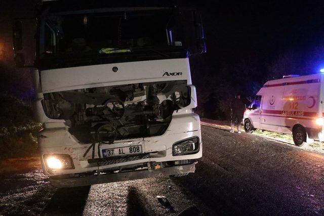 Bolu'da kamyonla otomobil çarpıştı: 3 ölü<br />
