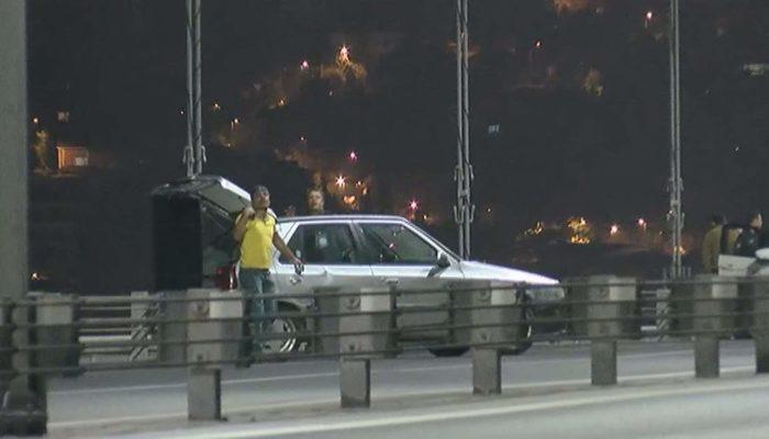 Elindeki silahla 15 Temmuz Şehitler Köprüsü'nde trafiği durdurdu