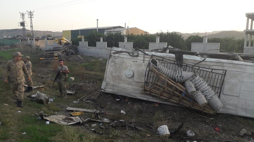 Hatay'da tarım işçilerini taşıyan midibüsle TIR çarpıştı