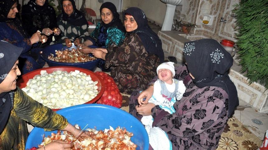 Sınırın anneleri Mehmetçik için gece boyu lahmacun hazırladı