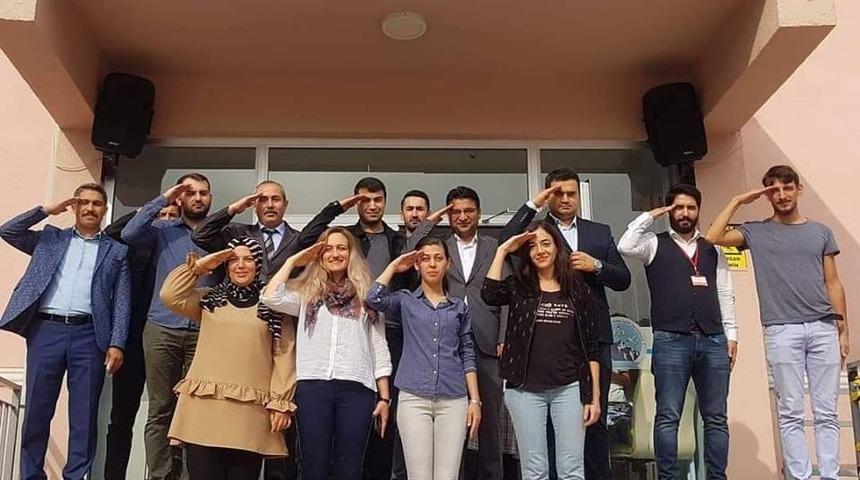 &Ouml;ğretmenlerden asker selamı