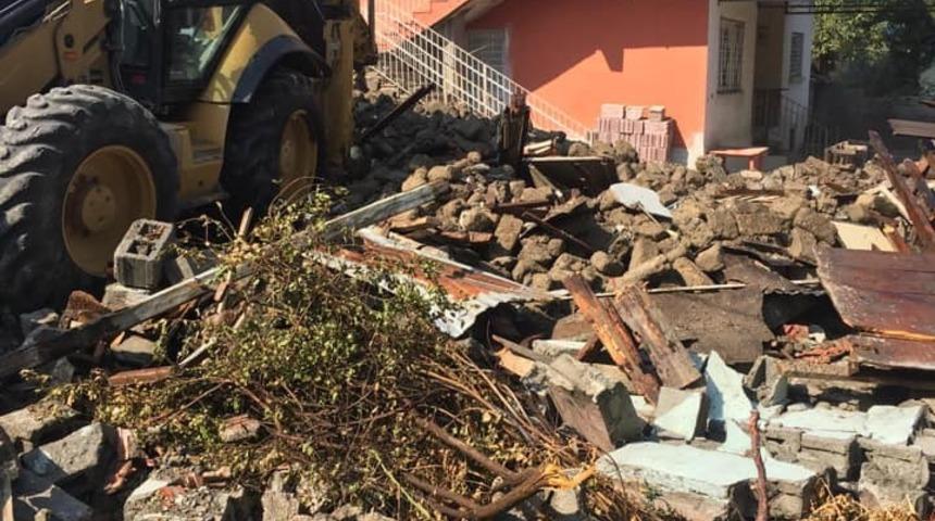 Erzin&rsquo;de metruk binalar yıkılıyor