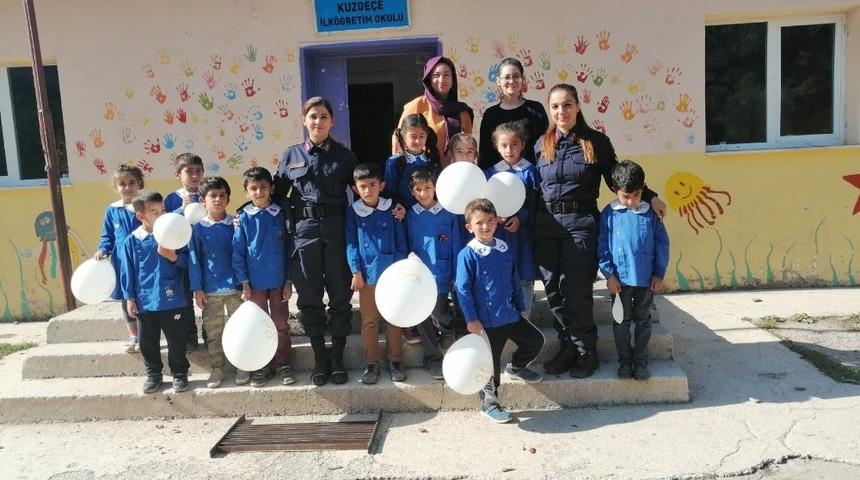 Jandarmadan k&ouml;y okullarındaki &ouml;ğrencilerle rol model buluşması