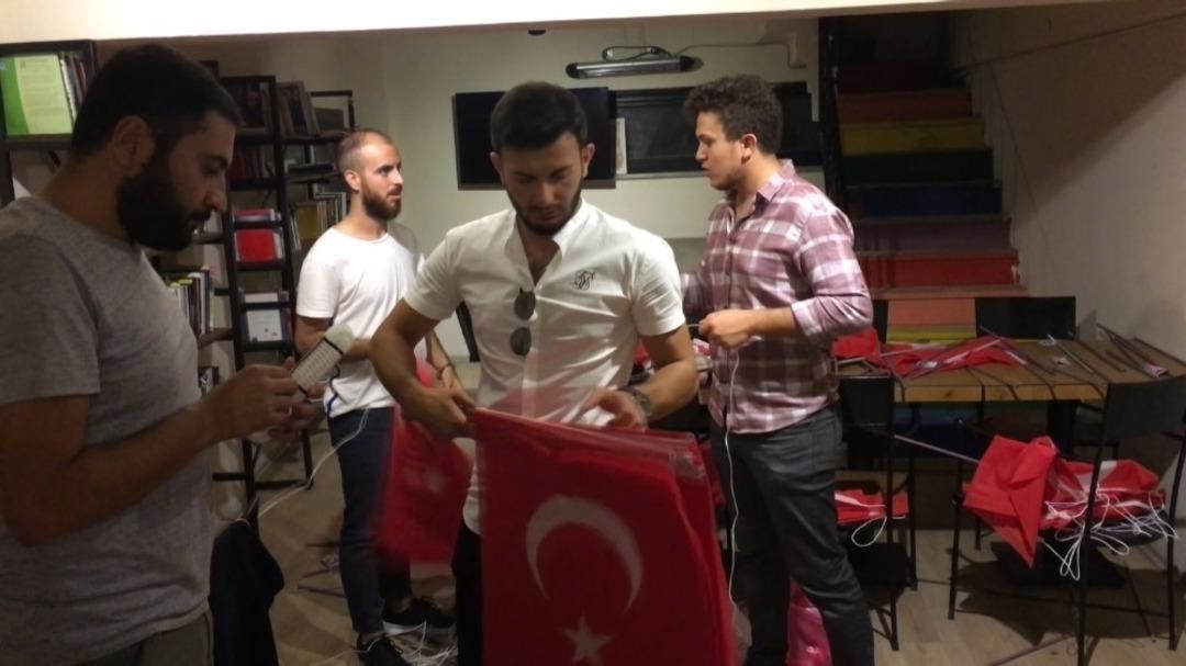 Mehmet&ccedil;iğe destek i&ccedil;in şehrin g&ouml;beğine 1 kilometre boyunca T&uuml;rk bayrağı astılar