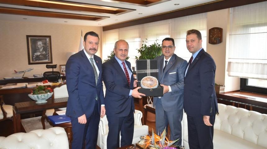 İZTO heyeti, Bakan Turhan&rsquo;a İzmir&rsquo;in lojistik sekt&ouml;r&uuml;ndeki beklentilerini iletti