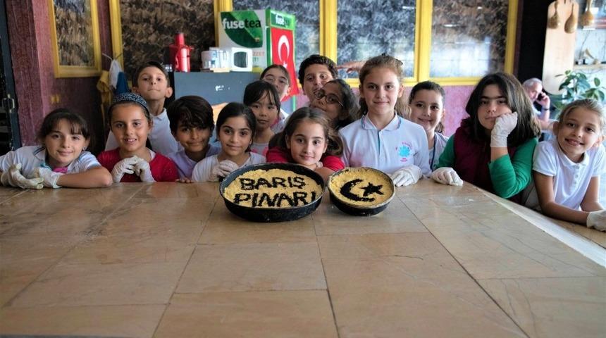 &Ccedil;ocuklar yaptıkları ekmeklerle Mehmet&ccedil;iğe selam g&ouml;nderdi