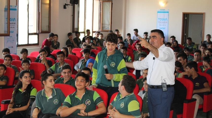 Aydın: "Siz b&uuml;t&uuml;n d&uuml;nyanın g&ouml;z&uuml;n&uuml; diktiği bir &uuml;lkenin geleceğisiniz"