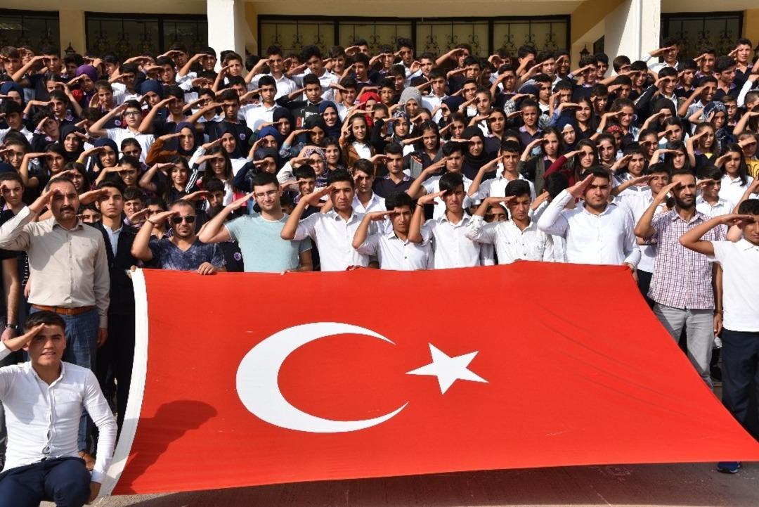 700 &ouml;ğrenci Mehmet&ccedil;iğe selam &ccedil;aktı
