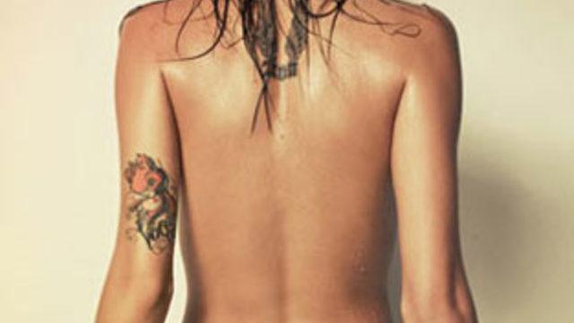 Suskunluğunu soyunarak bozdu!