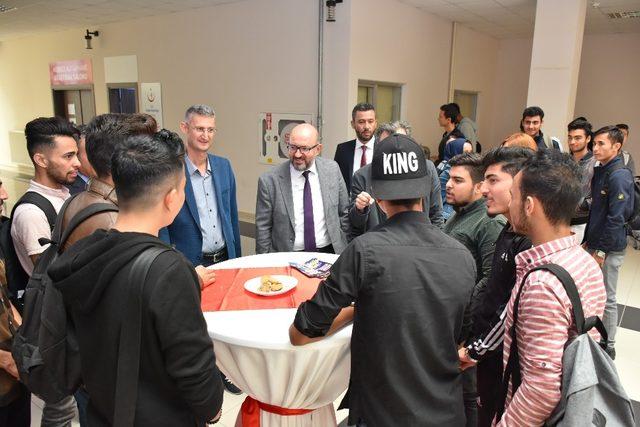 MAKÜ Rektörü Korkmaz, uluslararası öğrencilerle Tanışma Çayı’nda bir araya geldi