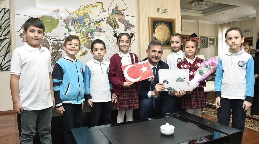 Minik y&uuml;reklerden Mehmet&ccedil;iğe destek