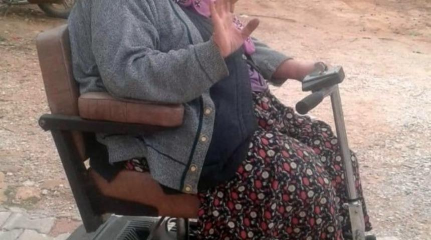 Engelli annenin ak&uuml;l&uuml; araba sevinci