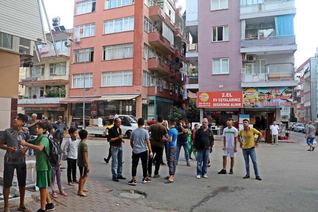 Antalya'da mahalleyi ayağa kaldıran koku! G&ouml;rd&uuml;kleri manzara karşısında şaşkına d&ouml;nd&uuml;ler