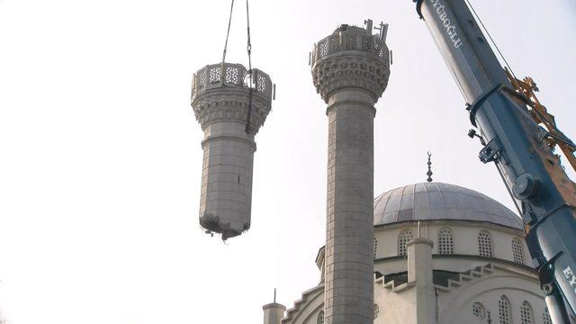 Avcılar'da cami minaresinde ikinci parça da söküldü 