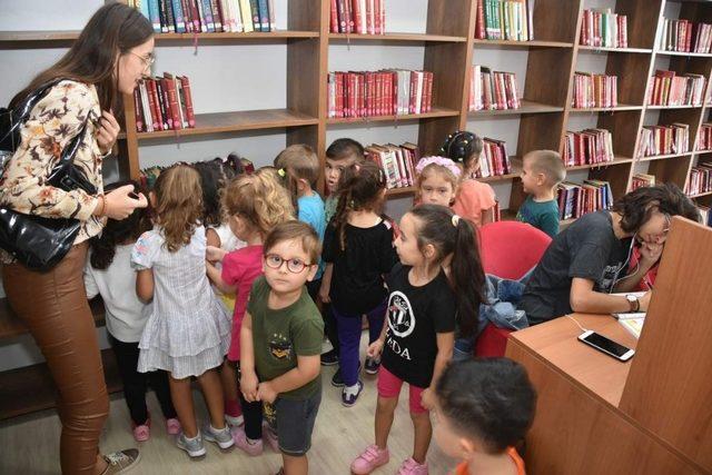 Aliağalı minik öğrencilerin kütüphane heyecanı