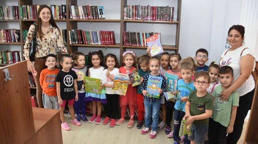 Aliağalı minik &ouml;ğrencilerin k&uuml;t&uuml;phane heyecanı