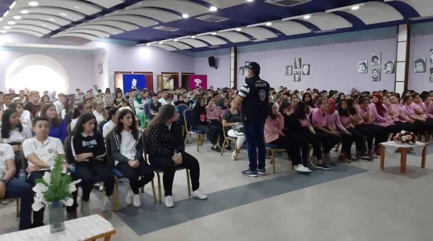 Mersin’de öğrenciler ’güvenli internet’ konusunda bilgilendiriliyor