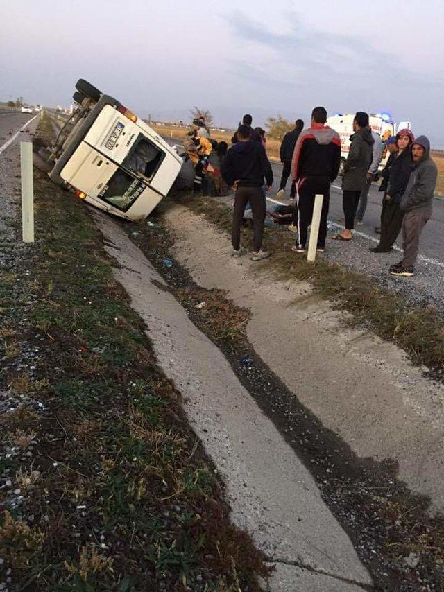 Patates işçilerini taşıyan minibüs kaza yaptı; 13 yaralı