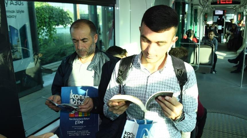 B&uuml;y&uuml;kşehir&rsquo;den tramvayda kitap s&uuml;rprizi