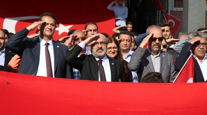 Rekt&ouml;r Karamustada asker selamı verdi, harekatı destekledi