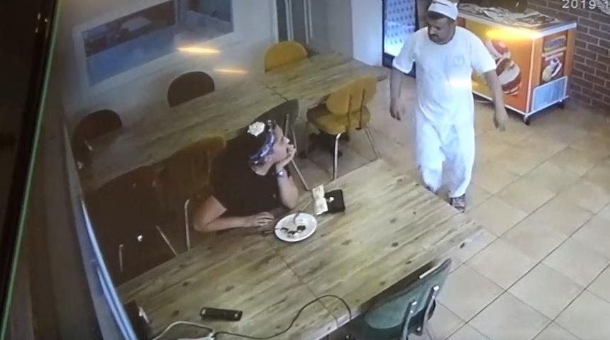 Yediği tatlının hesabını &ouml;dememek i&ccedil;in &ouml;yle bir şey yaptı ki! Akıllara Kemal Sunal'ın meşhur filmi geldi