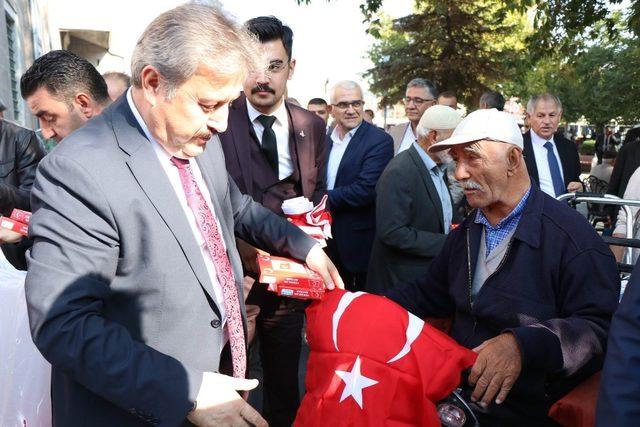 Cumhuriyet Meydanı Türk bayrakları ile donatıldı
