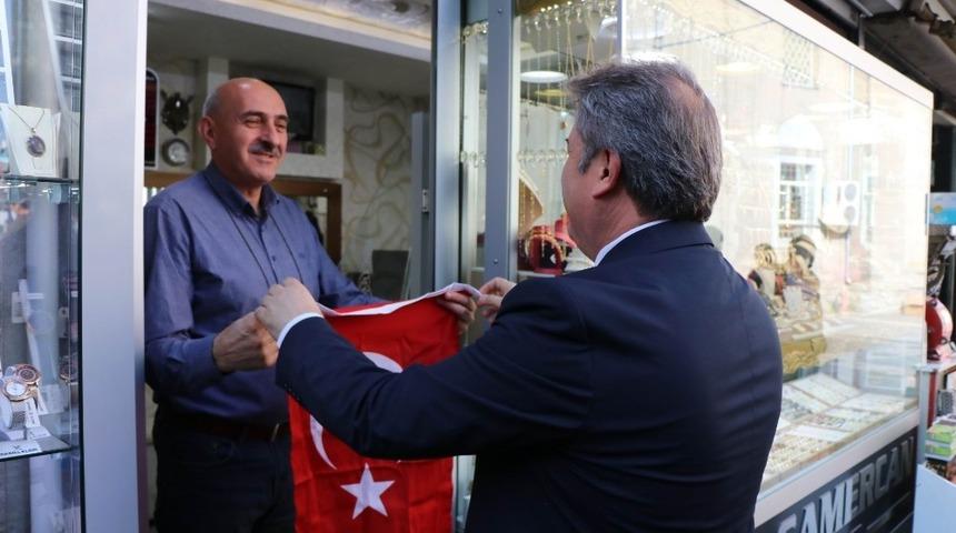 Cumhuriyet Meydanı T&uuml;rk bayrakları ile donatıldı