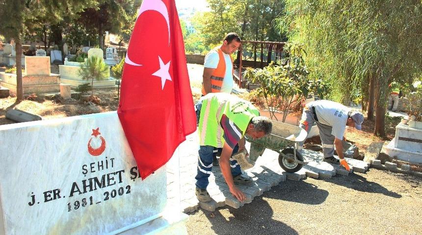 Büyükşehir’den şehit mezarına bakım ve yol çalışması