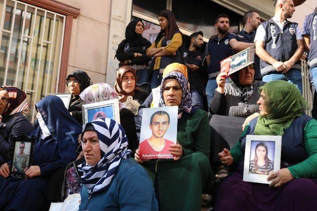Engellere rağmen ailelerin HDP il binası önündeki eylemleri 46’ncı gününde