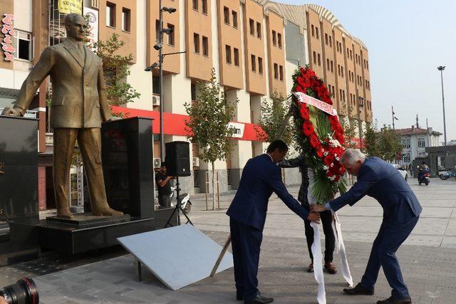 Muhtarlar Derneği Federasyon Başkanı Erdem, Atatürk anıtına çelenk koydu