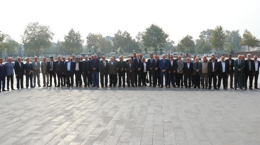 Muhtarlar Derneği Federasyon Başkanı Erdem, Atatürk anıtına çelenk koydu