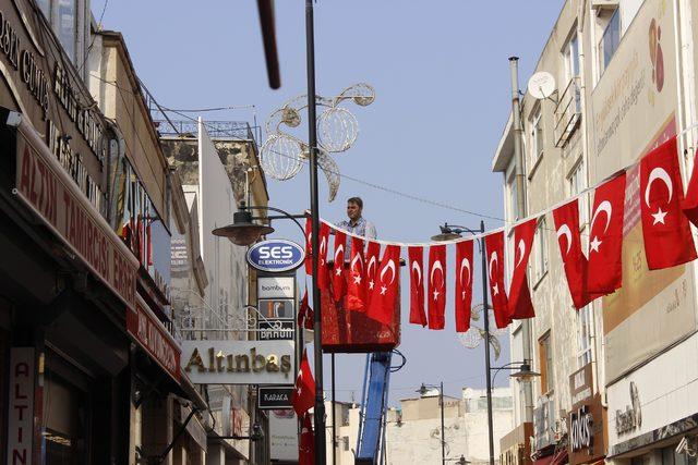 Çanakkale’de kuyumculardan Barış Pınarı Harekatı’na Türk bayraklı destek