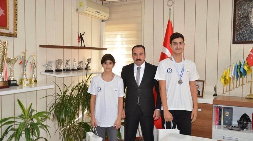 Dereceye giren sporculardan İl M&uuml;d&uuml;r&uuml; Yıldız&rsquo;a ziyaret