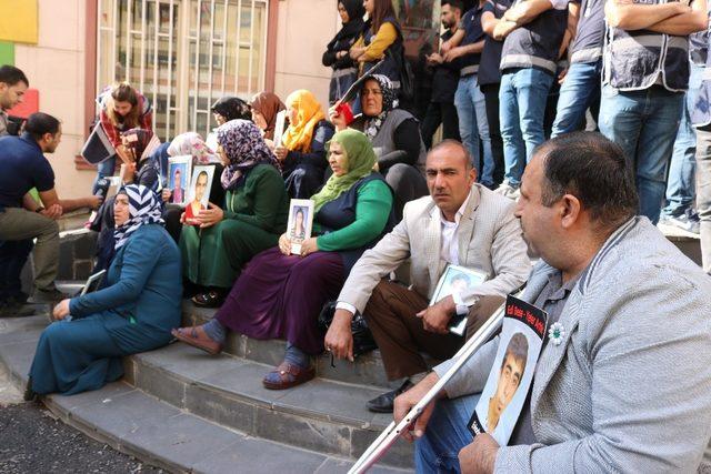 HDP önündeki aileler, Türkiye’nin Barış Pınarı Harekatındaki başarısını değerlendirdi