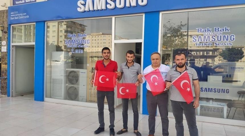 KESOB esnafa bayrak dağıttı