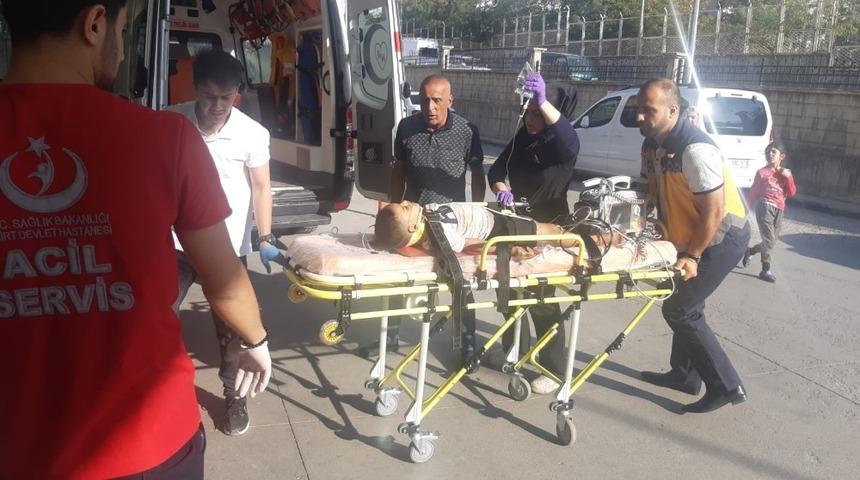 Siirt’te otomobilin çarptığı 5 yaşındaki çocuk ağır yaralandı