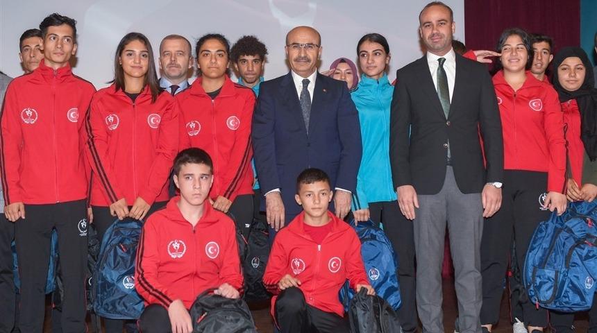 Vali Demirtaş, öğrencilerle buluştu