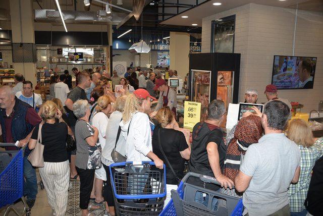 İzmir'in yeni alışveriş merkezi müşterileriyle buluştu