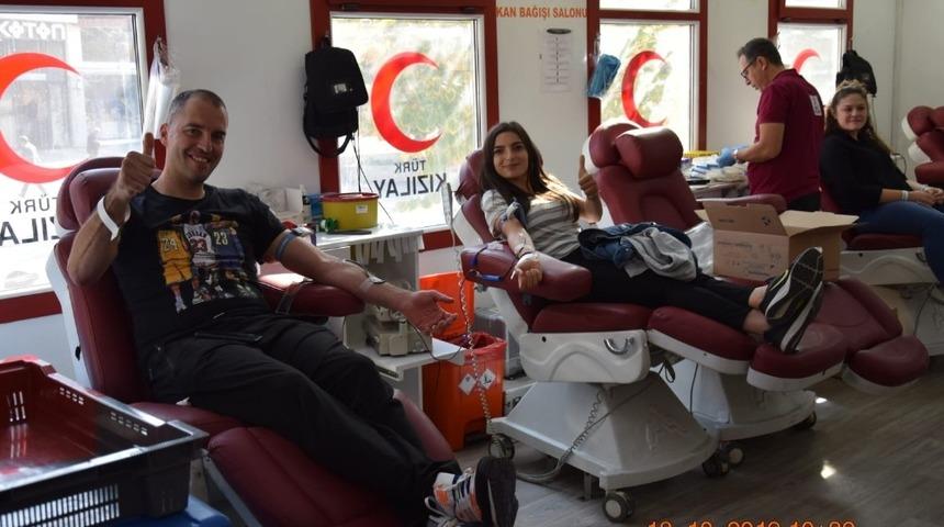 ‘1 Ünite kan 3 can 1 fidan’ etkinliğinde 141 öğrenci kan verdi