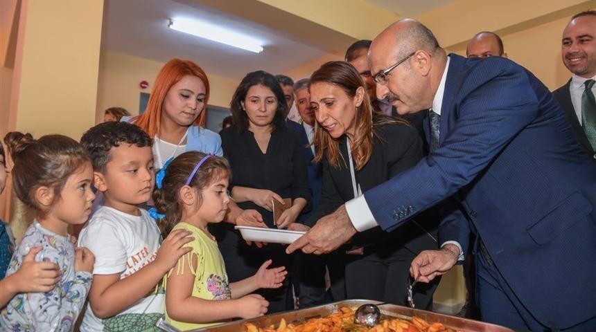 Vali Demirtaş, minik &ouml;ğrencilere yemek ikram etti