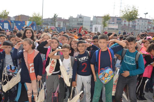 Türkiye'nin en kalabalık okulundan Mehmetçiğe selam