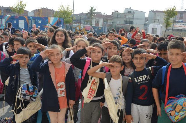 Türkiye'nin en kalabalık okulundan Mehmetçiğe selam