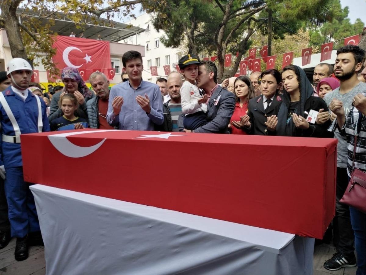 Şehit Astsubay Mesut Akmeşe Dikili'de son yolculuğuna uğurlandı