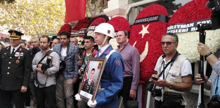 Şehit Astsubay Mesut Akmeşe Dikili'de son yolculuğuna uğurlandı G5