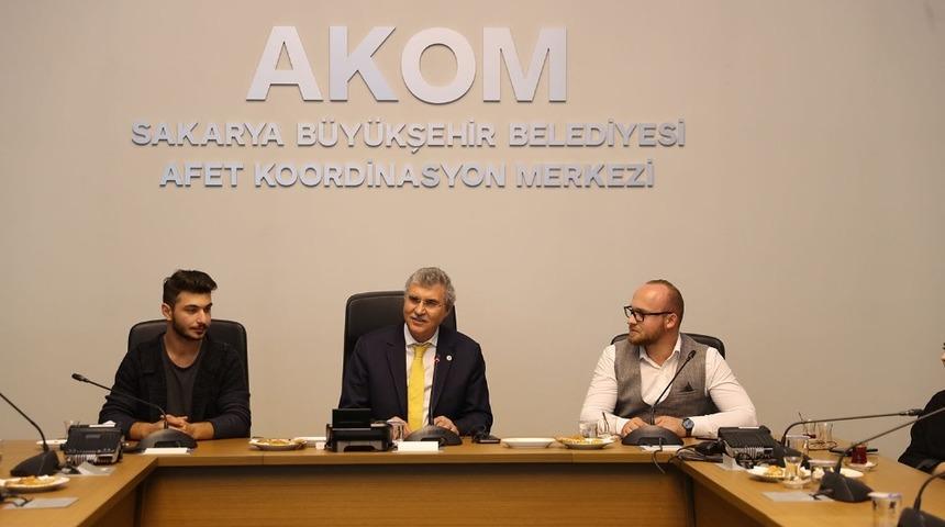 Başkan Y&uuml;ce, SA&Uuml; &ouml;ğrencileri ile AKOM&rsquo;da buluştu