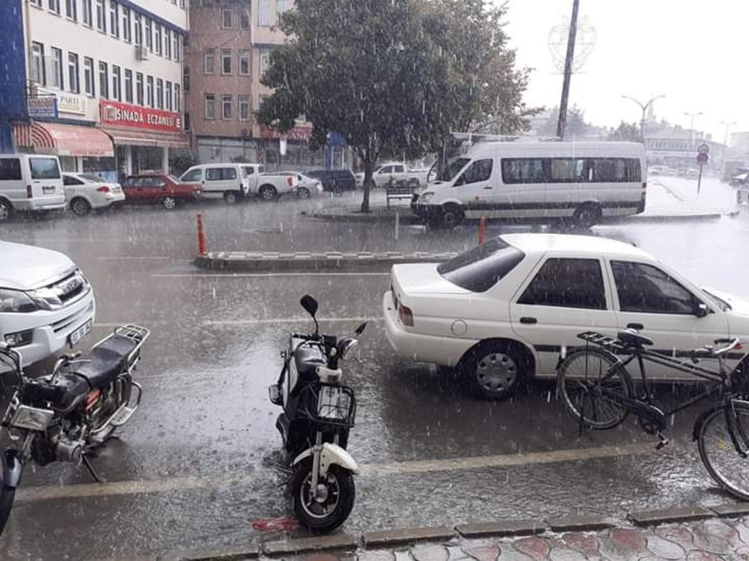 Afyonkarahisar&rsquo;da şiddetli yağış zor anlar yaşattı